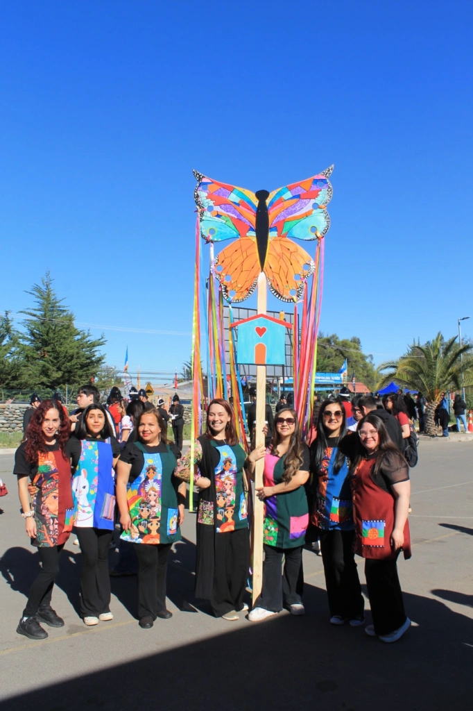 Participación de la Escuela Libre y Feliz de Gaspi y Susi en el desfile comunal de Pirque celebrando los 100 años